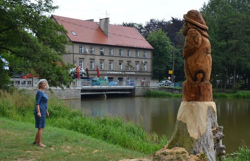 Cztery drewniane rzeźby w Niemodlinie