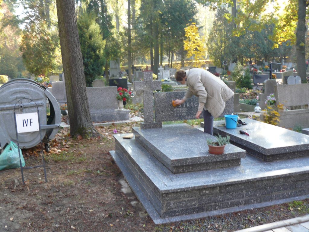 Zbliża się dzień zadumy  i pamięci. Przyziemny problem na opolskim  cmentarzu.