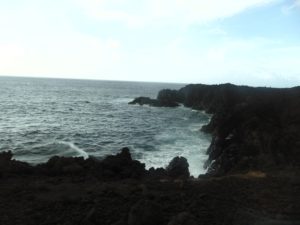 Pocztówka z nad Oceanu. Lanzarote &#8211; grilowanie na wulkanie &#8211; winnice na zastygłej lawie.