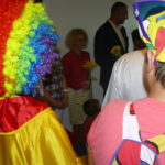 Dr Clown poszukuje wolontariuszy. Leczy śmiechem. Zobacz jak to robią