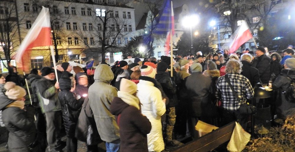 Mecenas Jacek Różycki komentuje orędzie Prezydenta Dudy. Protest pod opolskim sądem na Placu Daszyńskiego