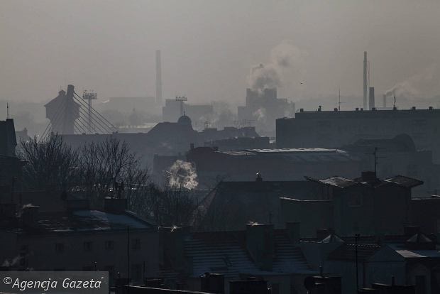Smog nad Polską. W Opolu jakość powietrza umiarkowana. Niedziela raczej bez spacerów