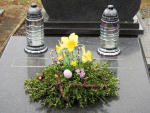 Wielkanoc na cmentarzu [GALERIA]