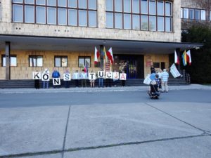 Europiknik z miesięcznicą – połączony protest. Unijna flaga znów na Urzędzie Wojewódzkim [WIDEO, ZDJĘCIA]