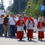 Tłumy wiernych przeszły ulicami Dobrzenia Wielkiego w procesji z okazji Bożego Ciała [ZDJĘCIA]