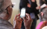 Senior ze smartfonem – wakacyjne aplikacje