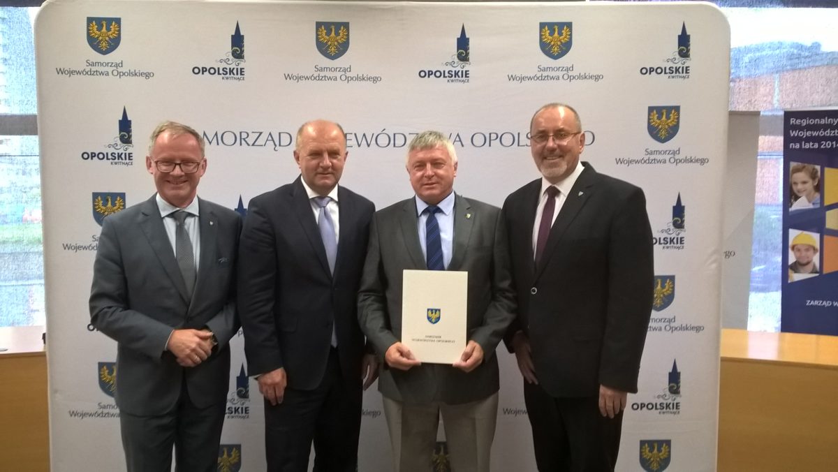 Umowa na budowę ścieżek pieszo-rowerowych w gminie Łubniany podpisana