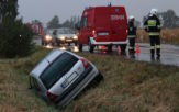 Samochód wpadł do rowu przy ul. Wrocławskiej między Dobrzeniem Wielkim a Chróścicami [ZDJĘCIA]