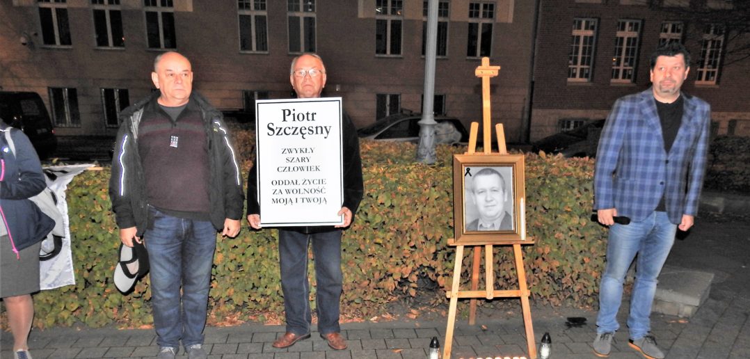 Pamięci Piotra Szczęsnego, zwykłego szarego człowieka. W rocznicę dramatycznego protestu