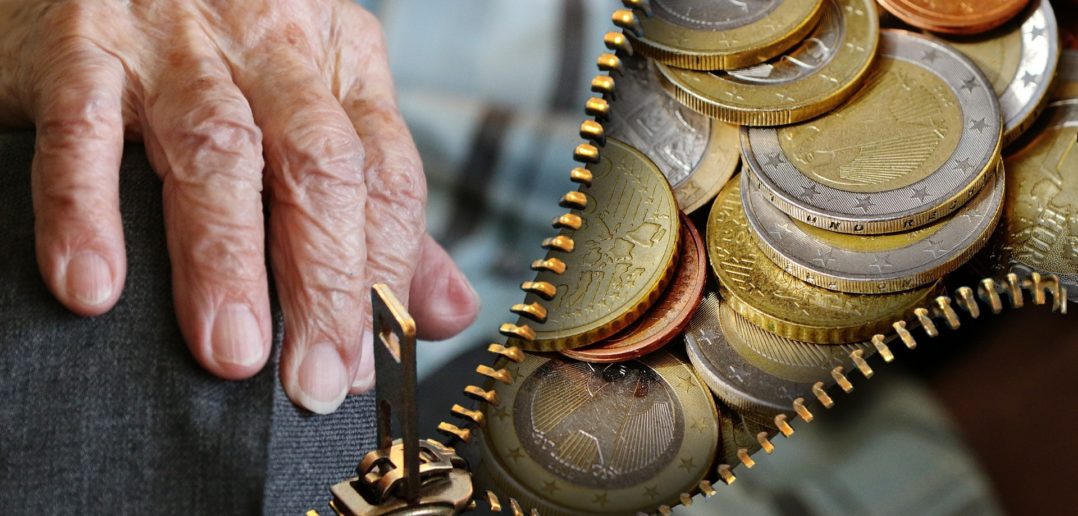 Dochody emerytów. Tysiąc złotych różnicy na korzyść mężczyzn