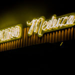 Kino Meduza w Opolu. Neony już rozświetlają budynek przy Oleskiej [zdjęcia]