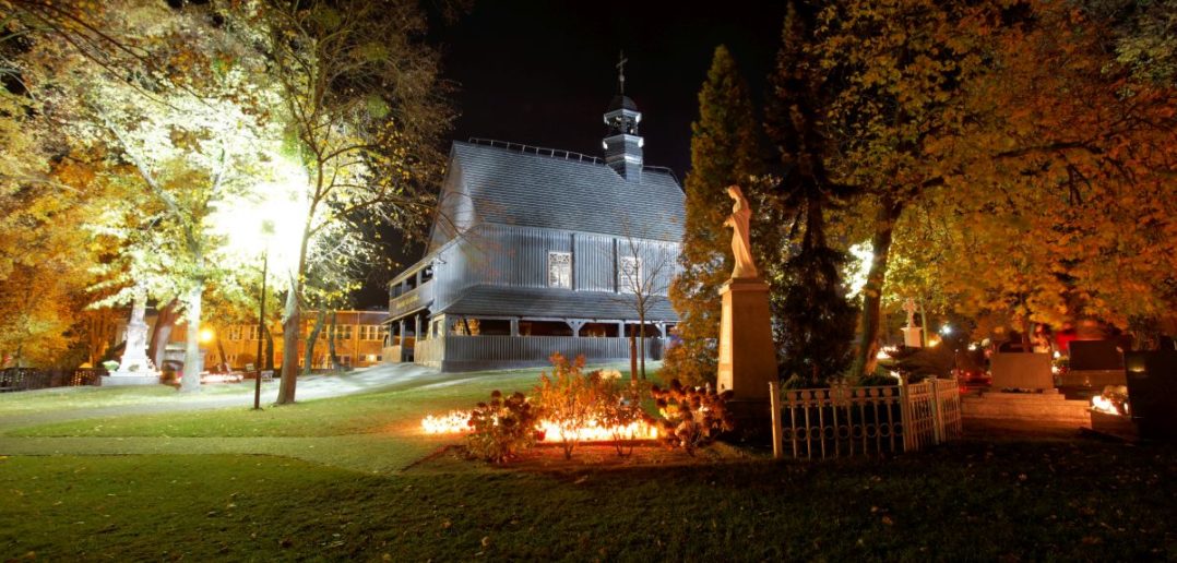 1 listopada w Dobrzeniu Wielkim. Cmentarz przy kościele św. Rocha nocą [ZDJĘCIA]
