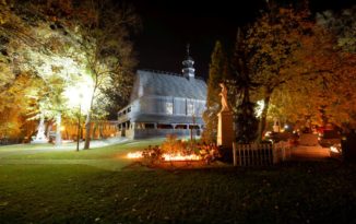 1 listopada w Dobrzeniu Wielkim. Cmentarz przy kościele św. Rocha nocą [ZDJĘCIA]