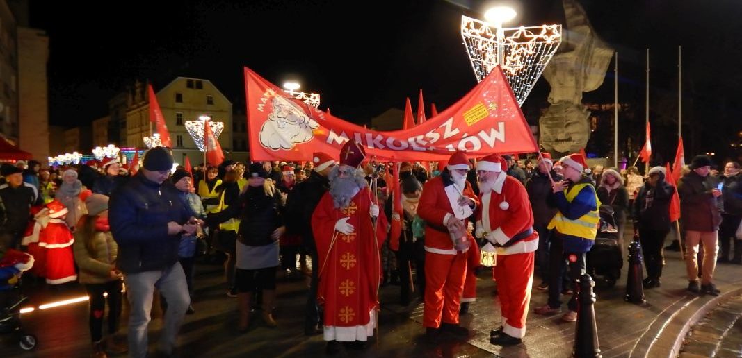 Marsz Mikołajów w Opolu. Po raz piąty bawili się i pomagali [WIDEO, ZDJĘCIA]