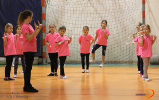 Dobrzeńskie mażoretki. Trening czyni mistrza Dobrzeńskie mażoretki. Trening czyni mistrza