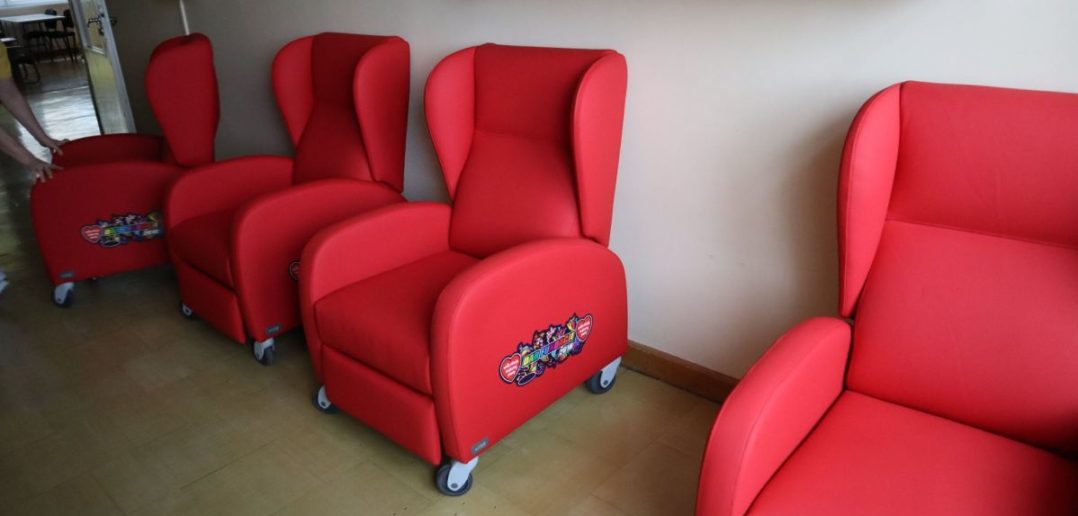 Kolejne fotele dla rodziców od WOŚP dla Oddziału Chirurgii Dziecięcej USK w Opolu
