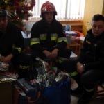 Strażacy wręczyli świąteczne paczki małym pacjentom