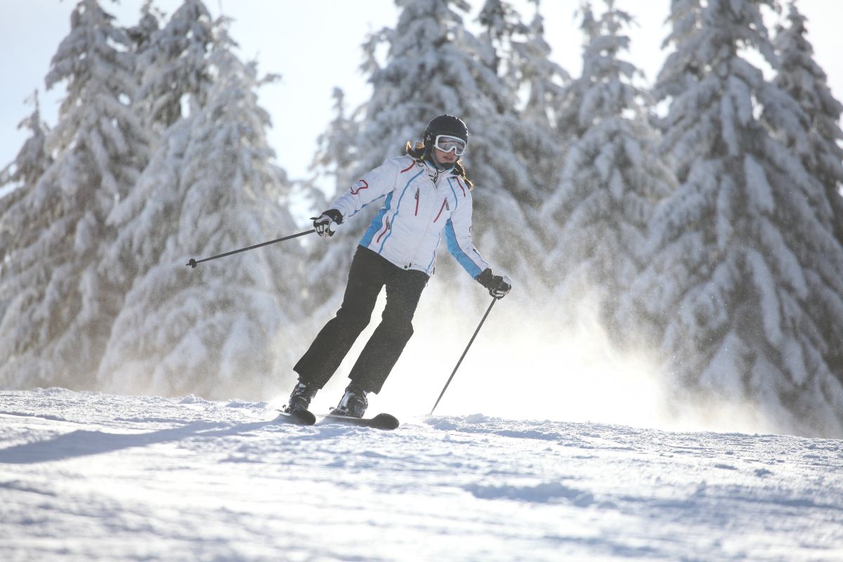 Weekendowy raport narciarski. Doskonałe warunki na stokach w pobliżu powiatu opolskiego [WARUNKI]