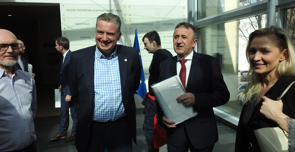 Mischok przywiózł Schffgotschów do urzędu marszałkowskiego w Opolu
