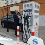 Szybkie ładowanie samochodów elektrycznych już możliwe. Jak korzystać ze stacji przy pl. Wolności w Opolu? [WIDEO]