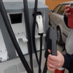Szybkie ładowanie samochodów elektrycznych już możliwe. Jak korzystać ze stacji przy pl. Wolności w Opolu? [WIDEO]