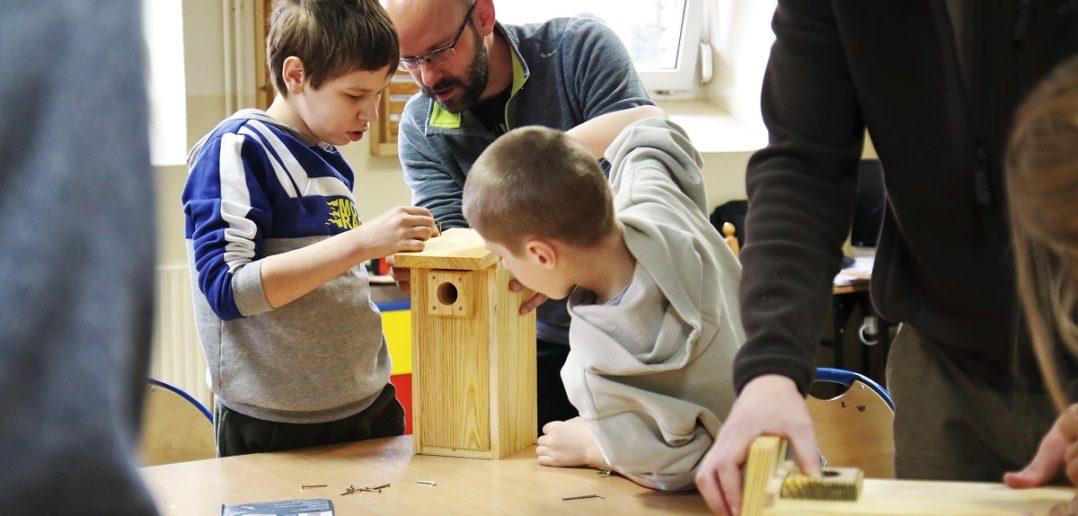 Dzieci z autyzmem zbudowały budki lęgowe