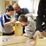 Dzieci z autyzmem zbudowały budki lęgowe