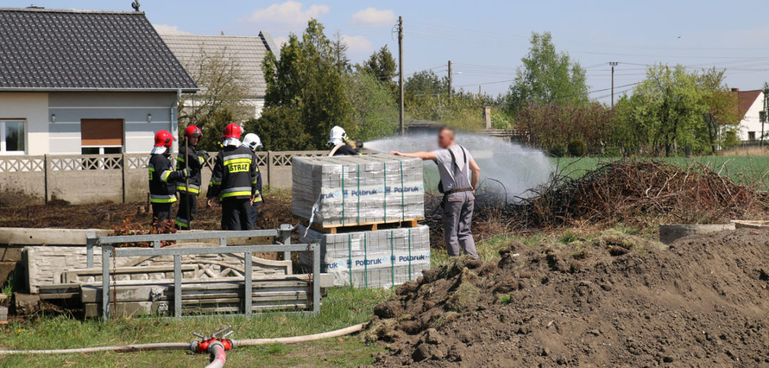 Pożar przydomowego terenu zielonego w Chróścicach