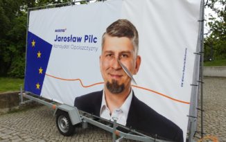 Wandale pokroili Pilca. Apel o zaprzestanie agresji w kampanii wyborczej Wandale pokroili Pilca. Apel o zaprzestanie agresji w kampanii wyborczej