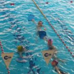 Uczą się pływać i zapobiegają wadom postawy – prawie 600 uczniów z powiatu realizuje ministerialny projekt [AUDIO]