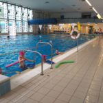 Uczą się pływać i zapobiegają wadom postawy – prawie 600 uczniów z powiatu realizuje ministerialny projekt [AUDIO]