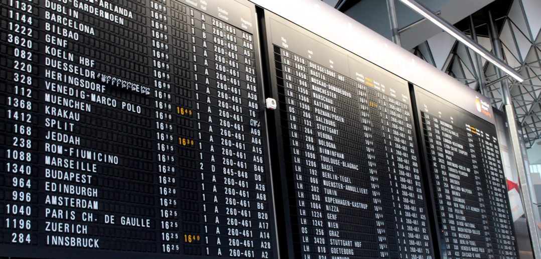 Odwołany lot podczas wakacji – czy przysługuje odszkodowanie?