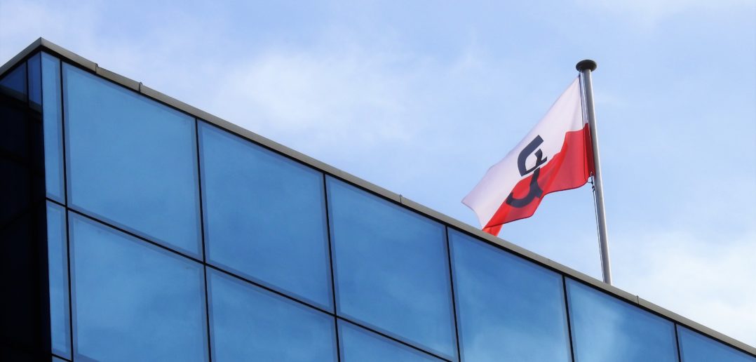 Narodowy Bank Polski w Opolu profanuje flagę państwową