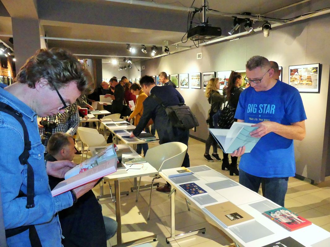 Książki fotograficzne na wystawie w MBP w Opolu. Do zbiorów trafią perełki