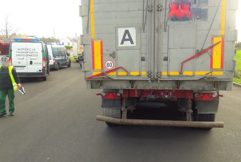Zatrzymano nadmiernie załadowaną odpadami szklanymi ciężarówkę