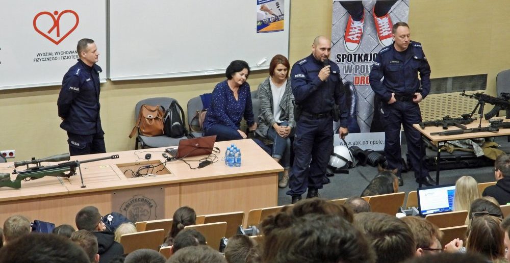 Studenci Politechniki Opolskiej poznali tajniki policyjnego fachu