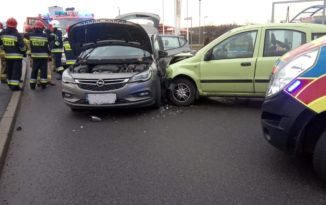 Wypadek w Opolu-Czarnowąsach: zderzenie dwóch samochodów Wypadek w Opolu-Czarnowąsach: zderzenie dwóch samochodów