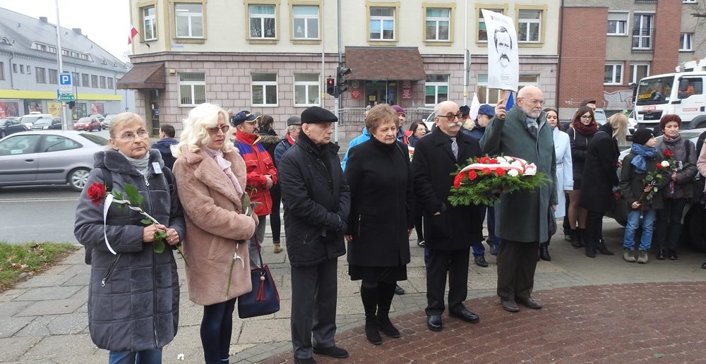 Kwiaty i znicze na Skwerze Solidarności w Opolu ponad podziałami