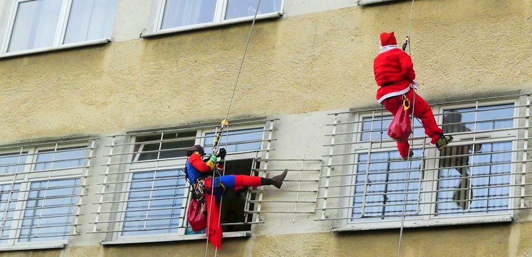 Z dachu na Oddział Pediatrii. Święty Mikołaj z ekipą superbohaterów w USK w Opolu [ZDJĘCIA, WIDEO]