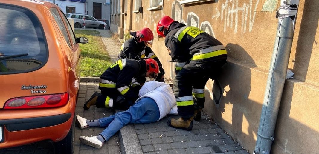 Strażacy pomogli bezdomnej w Opolu. Nie było wolnej karetki [ZDJĘCIA]