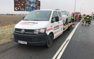 Dwa busy zderzyły się z osobówką w Dąbrówce Górnej