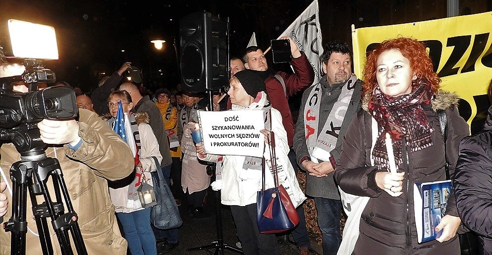 Marsz Tysiąca Tóg jak parada Ku-Klux-Klanu &#8211; propaganda nienawiści w zenicie