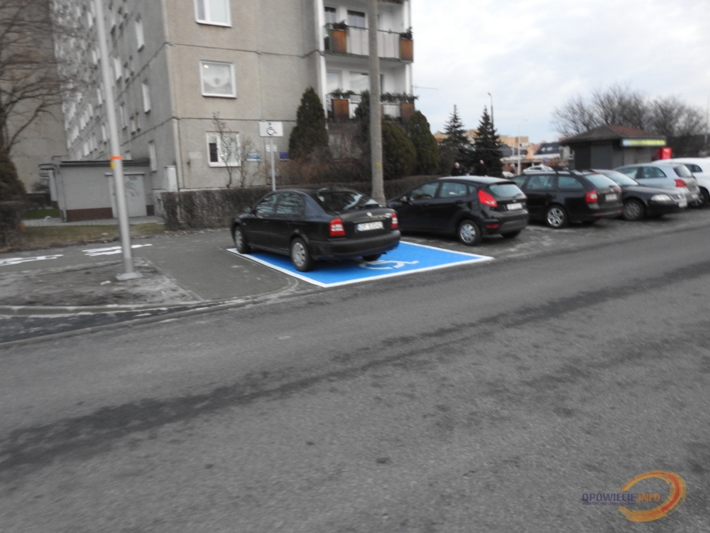 Parking dla niepełnosprawnych z prywatną latarnią w Opolu i betonplac z podmywajką w Czudcu na Podkarpaciu. Geniusze nie próżnują&#8230;