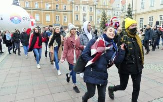 Zatańczyli poloneza na Rynku w Opolu. &#8222;Teraz matura, żarty się skończyły!&#8221; [WIDEO, ZDJĘCIA]