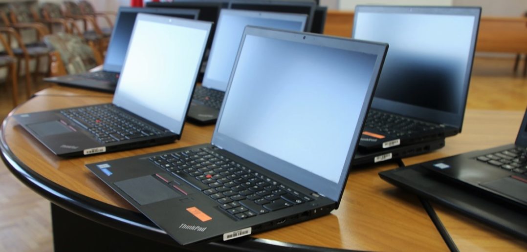 Koronawirus. Gmina Dobrzeń Wielki kupiła laptopty dla uczniów