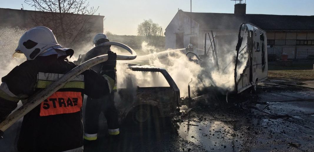 Pożar samochodu i przyczepy kempingowej w Lubieni [ZDJĘCIA]