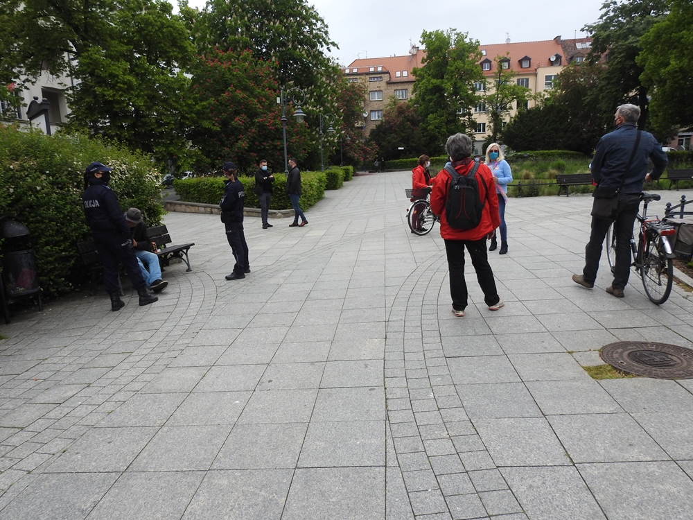 Impet policji poszedł na Warszawę. Wolni Ludzie z Opola spacerowali nie niepokojeni. Choć w towarzystwie&#8230;