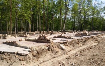 Gmina Pokój. Park pięknieje, a wandale wciąż szarżują