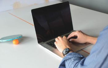 Gmina Popielów przekazała do szkół podstawowych 20 laptopów