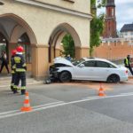 Wypadek na ul. Piastowskiej. Pijany kierowca wjechał w budynek